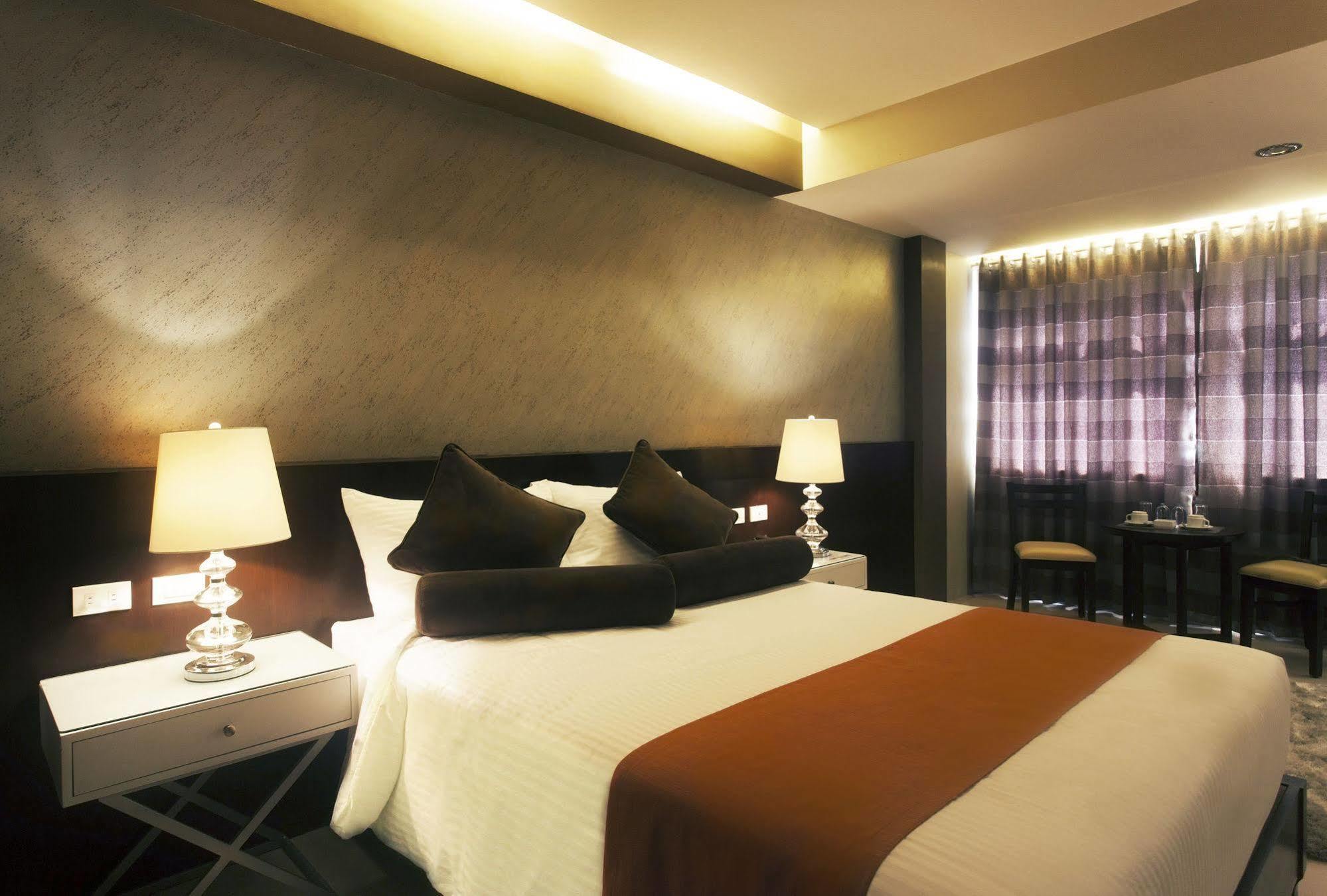 Grace Crown Hotel Angeles Bagian luar foto