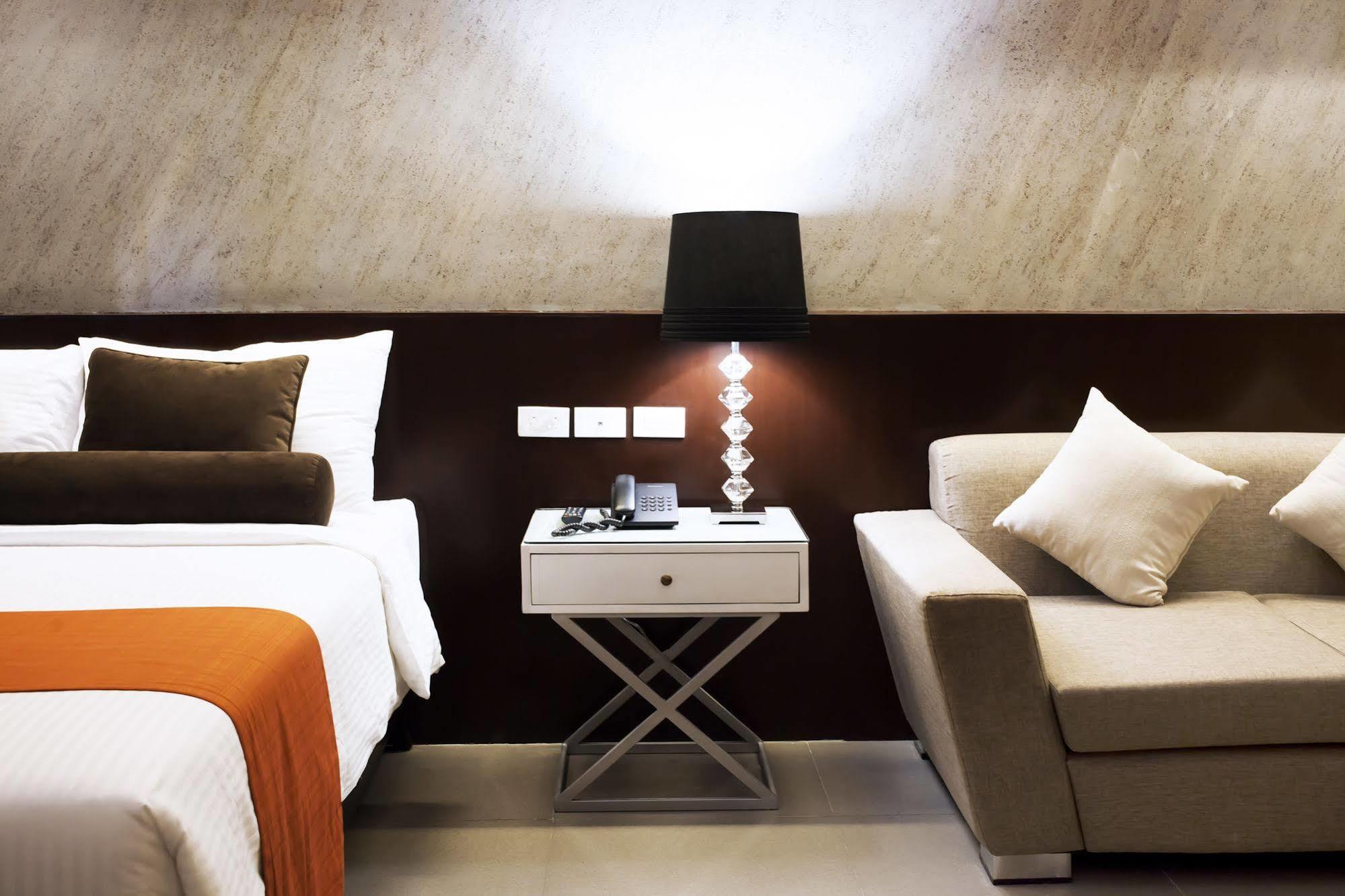 Grace Crown Hotel Angeles Bagian luar foto