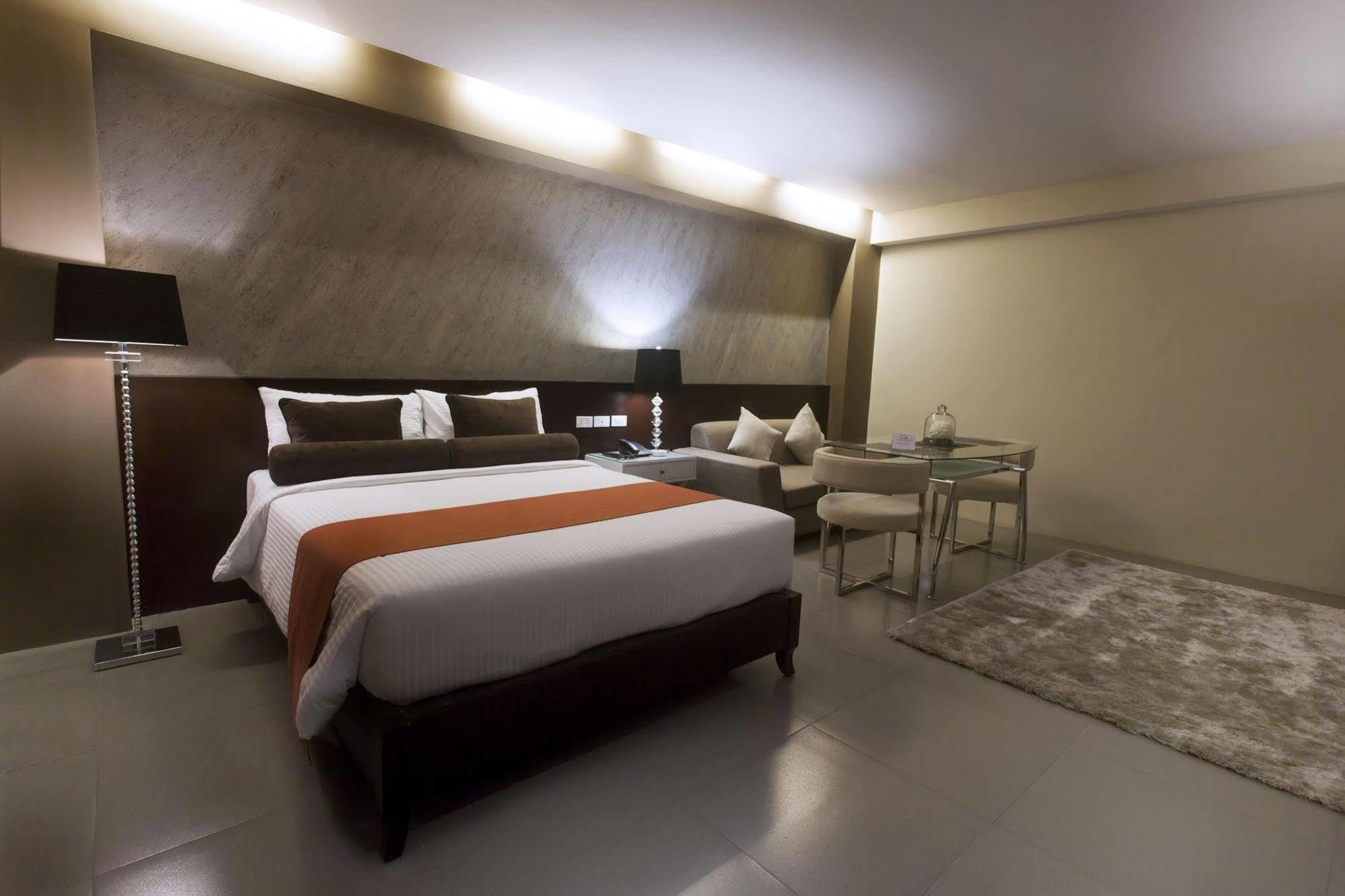 Grace Crown Hotel Angeles Bagian luar foto
