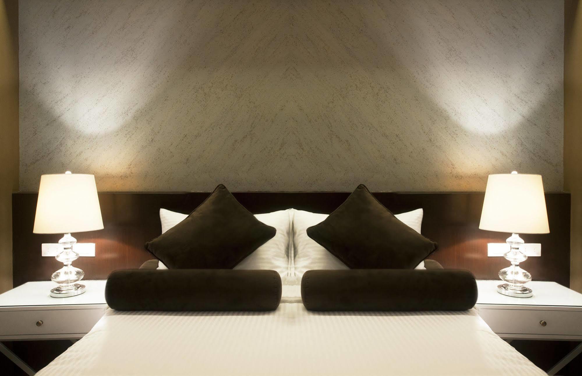 Grace Crown Hotel Angeles Bagian luar foto